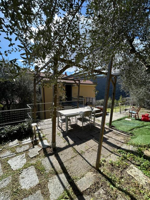 San Lorenzo della CostaにあるVilla Costa by PortofinoVacanzeの庭の木下のピクニックテーブル
