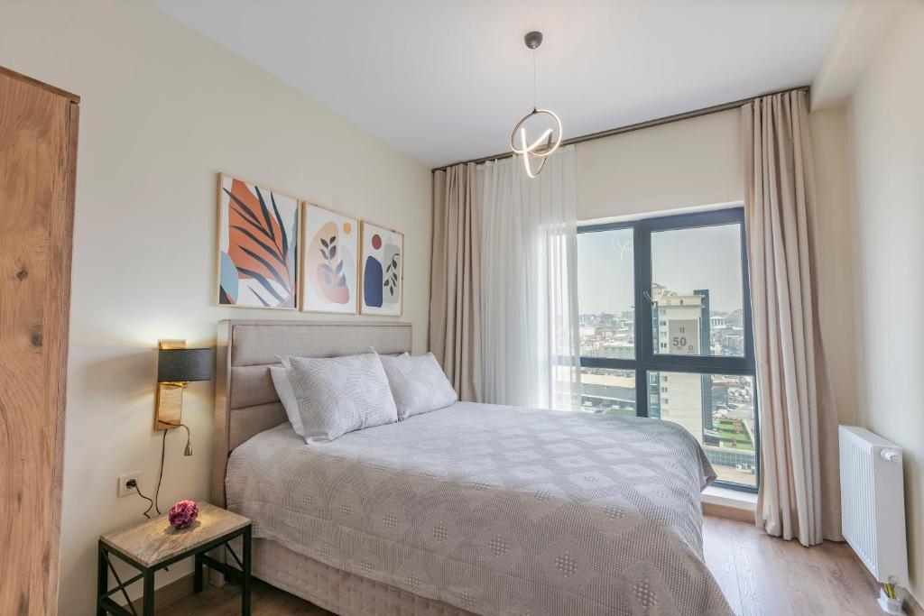 - une chambre avec un lit et une grande fenêtre dans l'établissement 212 Outlet karsisinda Lux residence N7, à Istanbul