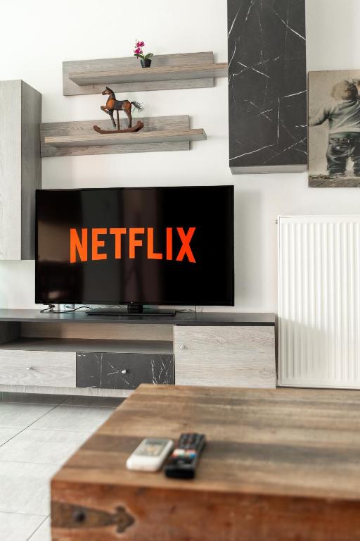 Telewizja i/lub zestaw kina domowego w obiekcie King home Larissa city