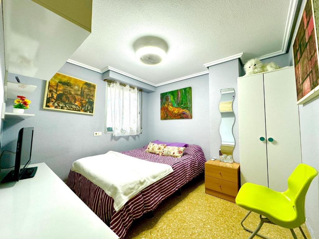 瓦倫西亞的住宿－Blasco Ibáñez Valencia Double Room with Private Bathroom in Shared Apartment，一间小卧室,配有一张床和一张黄色椅子