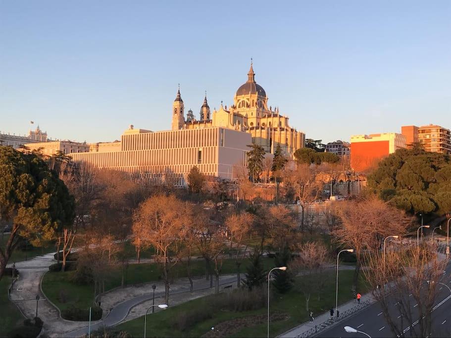 a view of a city skyline with a building at Precioso apartamento con vistas excepcionales (Seg.5) in Madrid