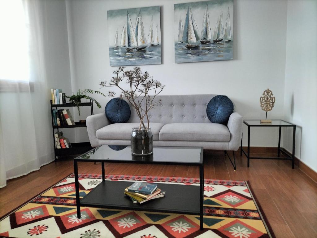 a living room with a couch and a table at Villa Tahoyo - Disfruta con la familia en un entorno tranquilo in Máguez