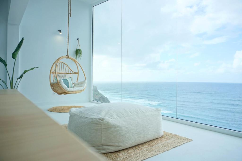 Zimmer mit einem Schaukelstuhl und Meerblick in der Unterkunft ¡Vistas al Mar y Lujo en Bajamar! Apto Boutique in Bajamar