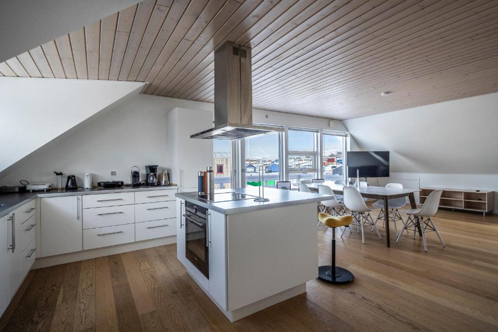 Köök või kööginurk majutusasutuses 4-bedroom house with sea view and hot tub