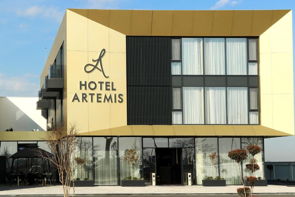 um edifício com um hotel atens assinar nele em Hotel Artemis em Oradea