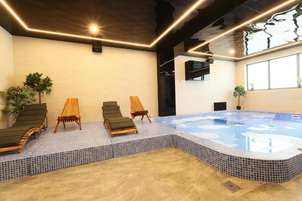 TV a/nebo společenská místnost v ubytování Hotel Artemis