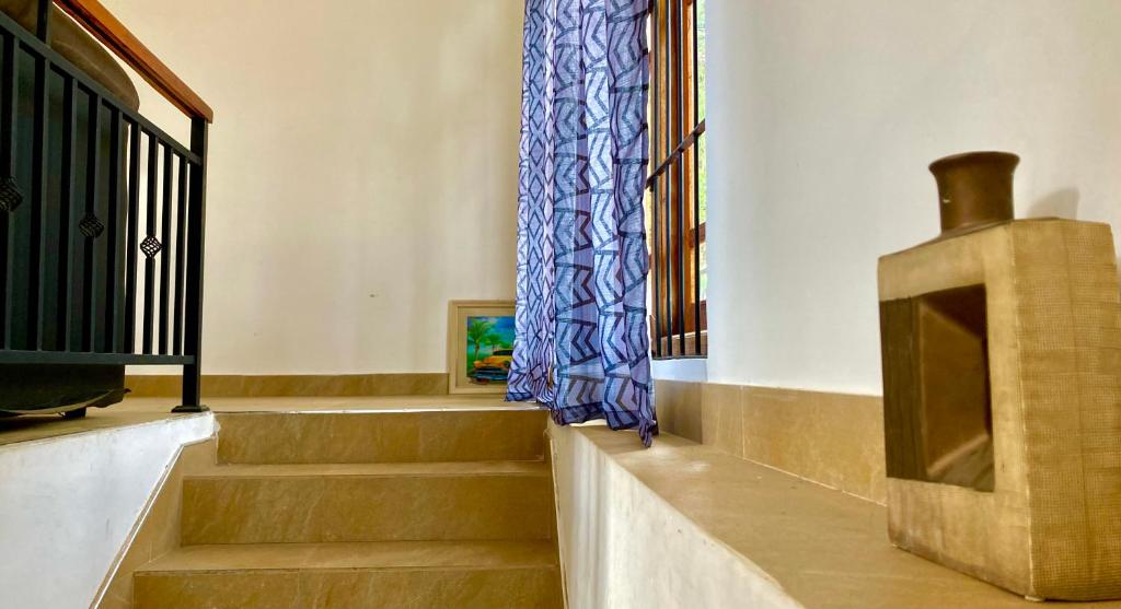 een trap in een kamer met een open haard bij Robinson’s path3 in Badulla