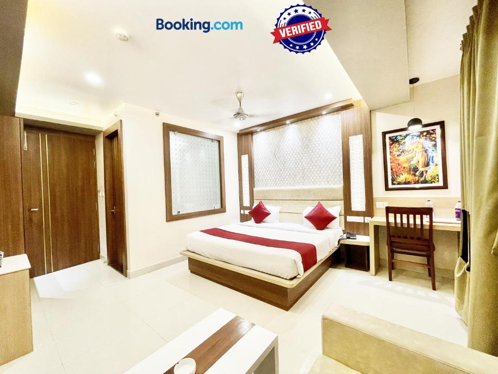um quarto de hotel com uma cama e uma secretária em Hotel KP ! Puri near-sea-beach-and-temple fully-air-conditioned-hotel with-lift-and-parking-facility em Puri
