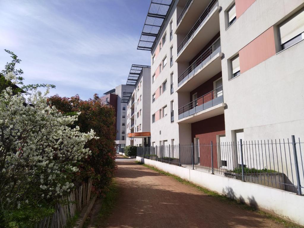 una calle vacía en un edificio de apartamentos en Apparthotel Privilodges Lyon Lumière en Lyon