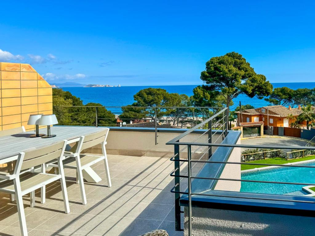 ベグールにあるBONAVISTA - Espectacular apartamento con vista al mar!のテーブルと椅子と海のあるバルコニー