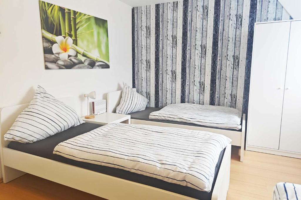 um quarto com duas camas e um quadro na parede em 3 room apartment in Eschweiler em Eschweiler