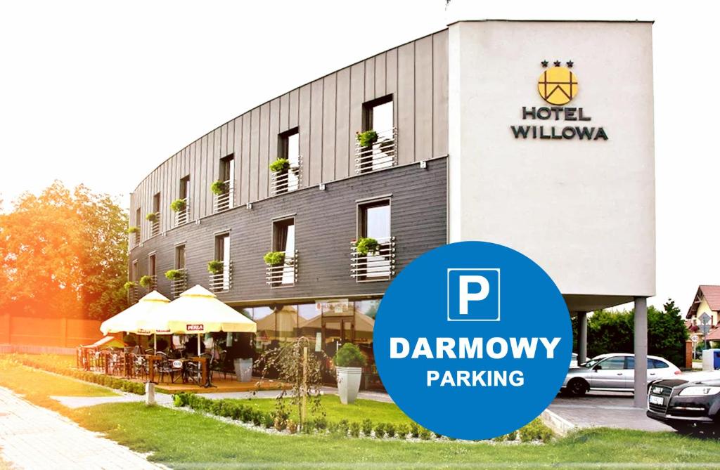 budynek z tabliczką, która stoi za łazienką w obiekcie Hotel Willowa w mieście Lublin