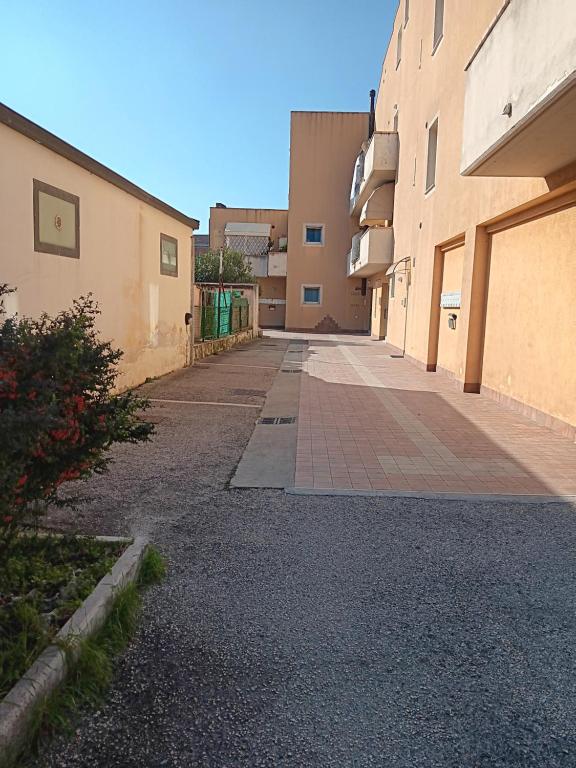une allée vide entre deux bâtiments dans l'établissement Appartamento di Via Marconi, à Spolète