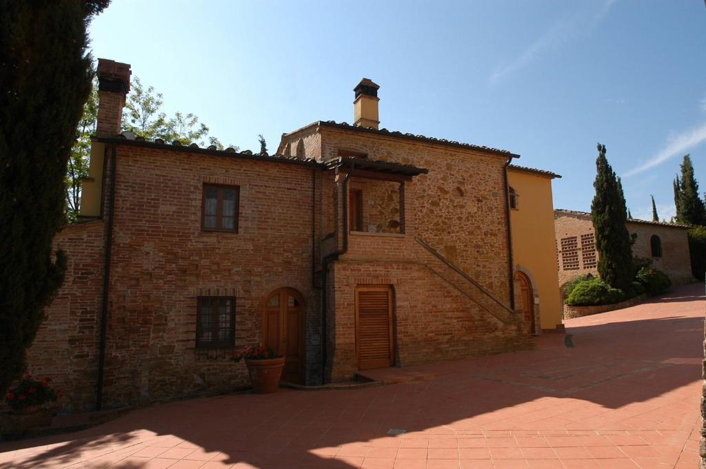 een oud bakstenen gebouw met een trap erop bij Comiti Farmhouse Apt Venere in Montaione