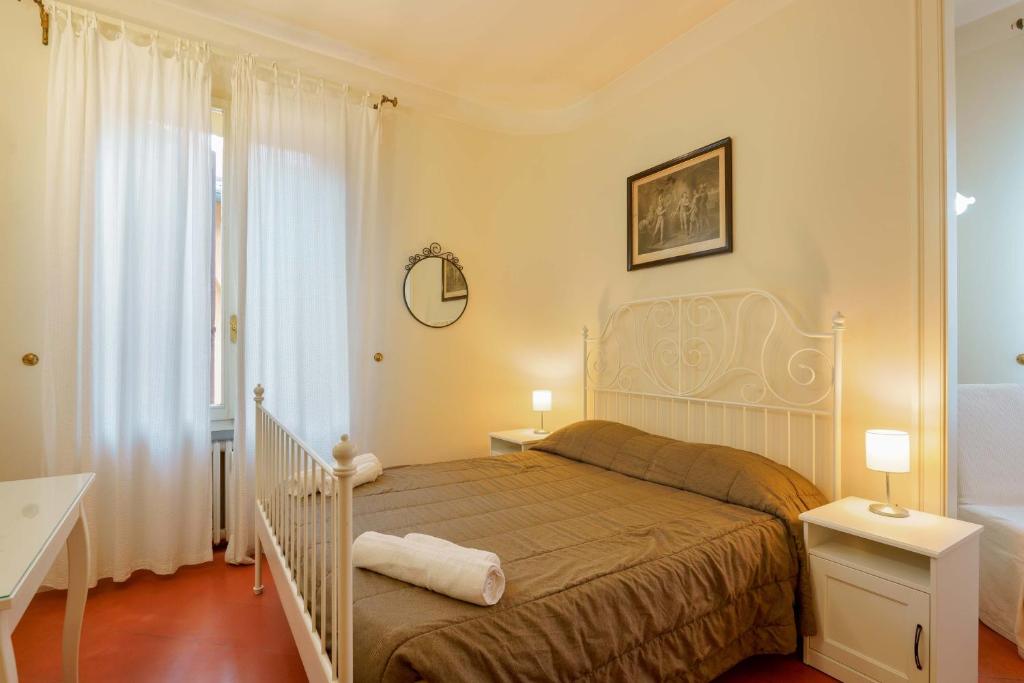 ボローニャにあるCantarana Apartmentsのベッドルーム(大型ベッド1台、窓付)