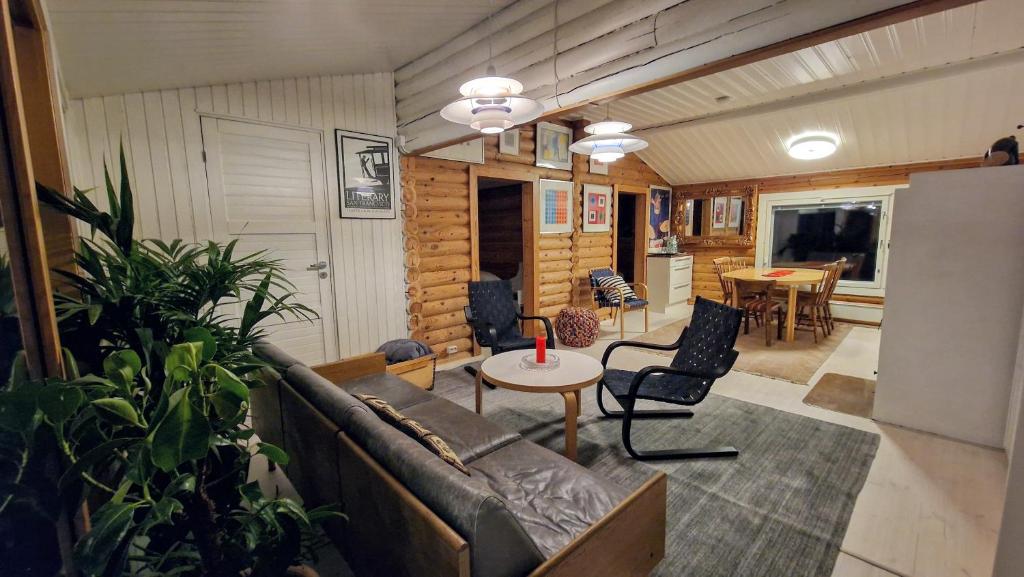 un soggiorno con divano e tavolo di Hirsimökki kansallispuistossa a Espoo