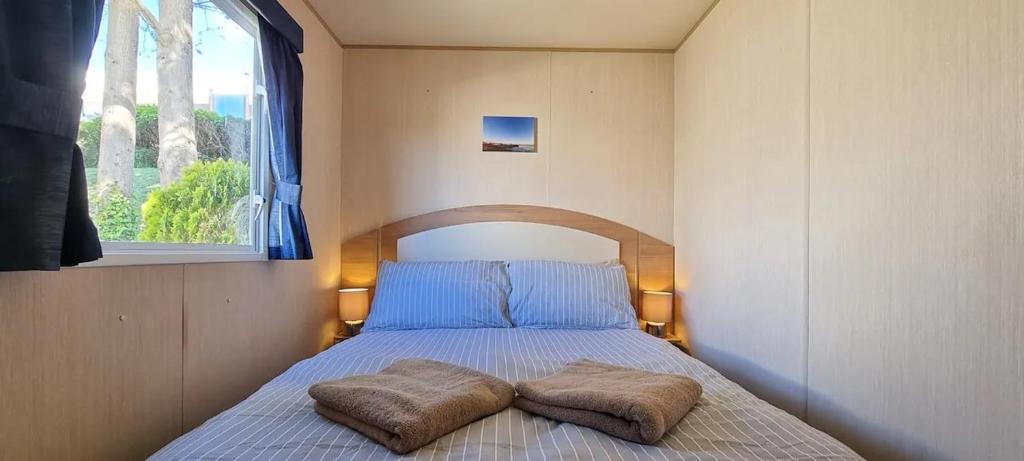 海斯廷斯的住宿－Horizon，一间卧室配有一张带两个枕头的床