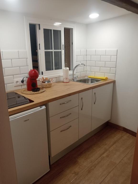 Kuchyňa alebo kuchynka v ubytovaní CASITA RURAL y CASA CUEVA EL PERUCHO