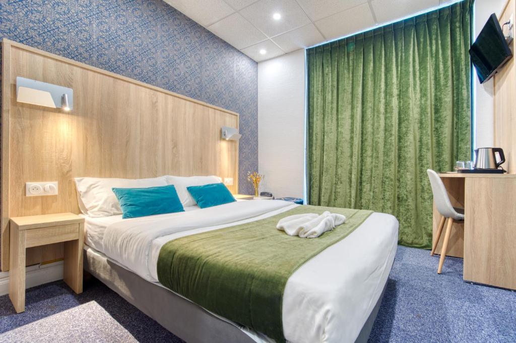 Postel nebo postele na pokoji v ubytování Hôtel Escurial - Centre Gare