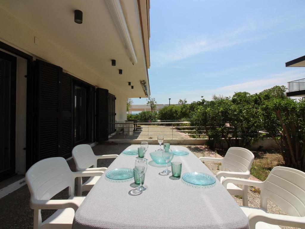 Appartement rénové 2 chambres, 1ère ligne mer, terrasse, parking, à 20m de la plage de Roses