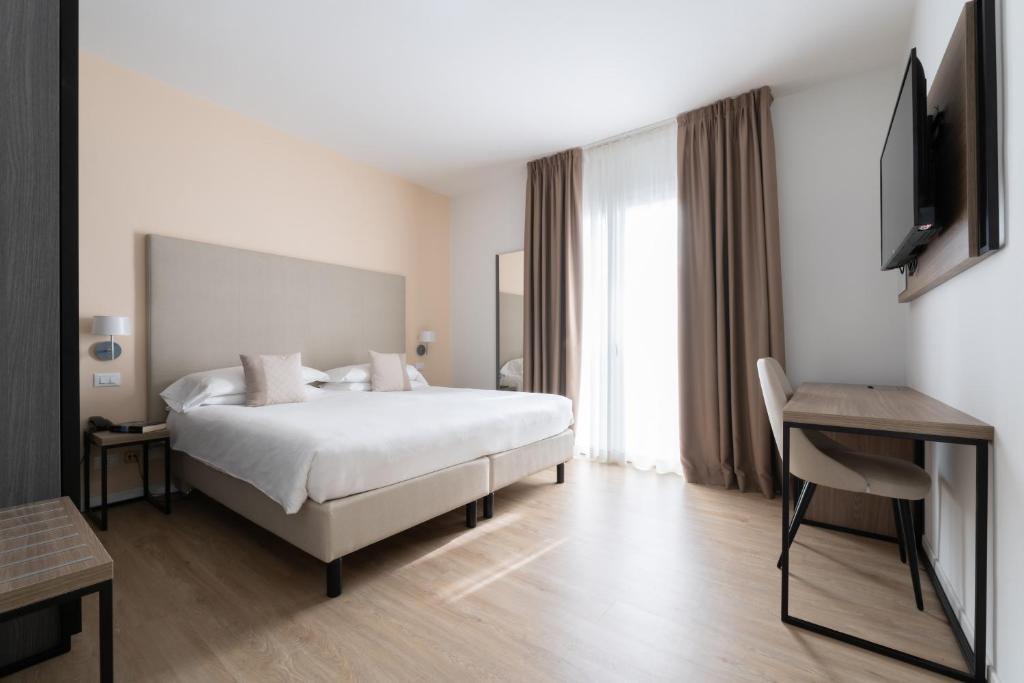 A bed or beds in a room at Hotel Excelsior