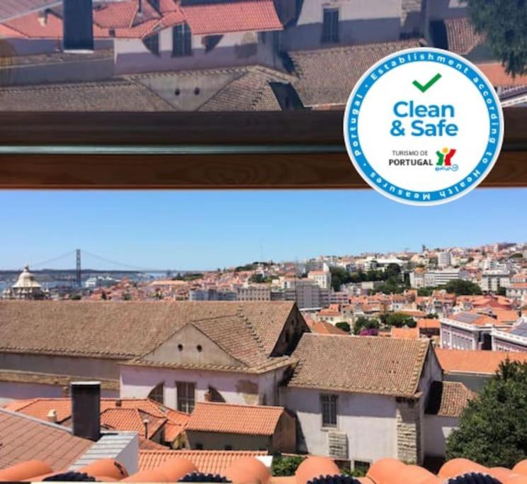 un panneau qui dit propreté et sécurité au-dessus des toits dans l'établissement Centro de Lisboa Zona histórica, à Lisbonne