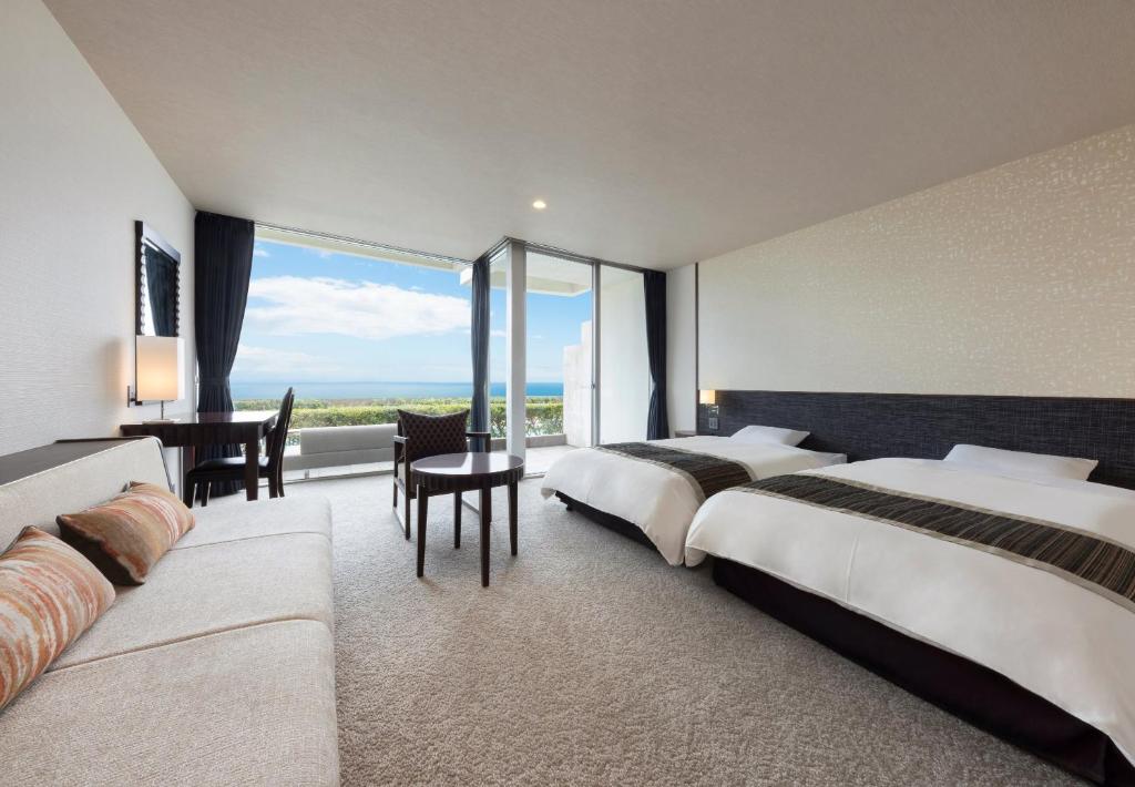 Postel nebo postele na pokoji v ubytování Kamogawa Grand Hotel