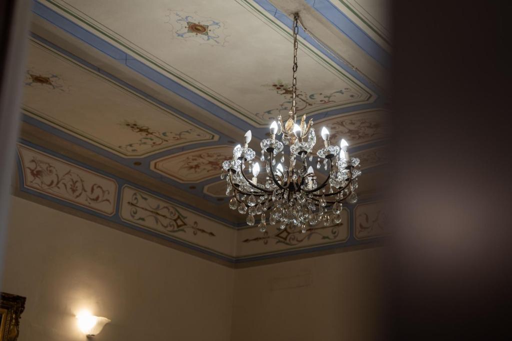ベヴァーニャにあるB&B Porta Peruginaの部屋の天井に吊るされたシャンデリア