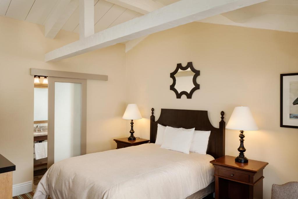 Lighthouse Lodge & Cottages - 