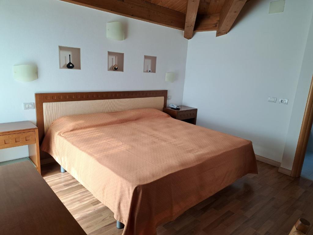 Postel nebo postele na pokoji v ubytování Hotel Escorial