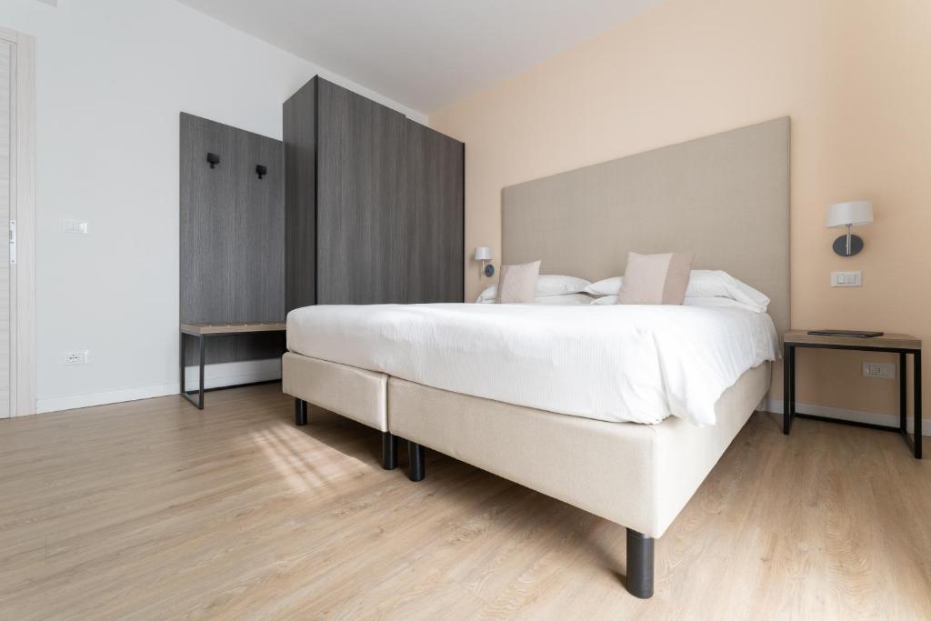 A bed or beds in a room at Hotel Excelsior