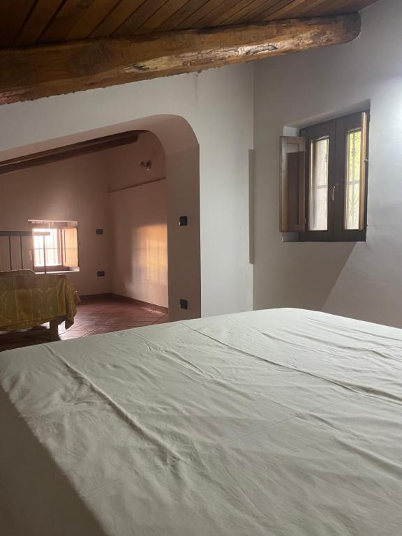 - une chambre avec un lit blanc et un couloir dans l'établissement bel vedere salicaio 8, à Salerne
