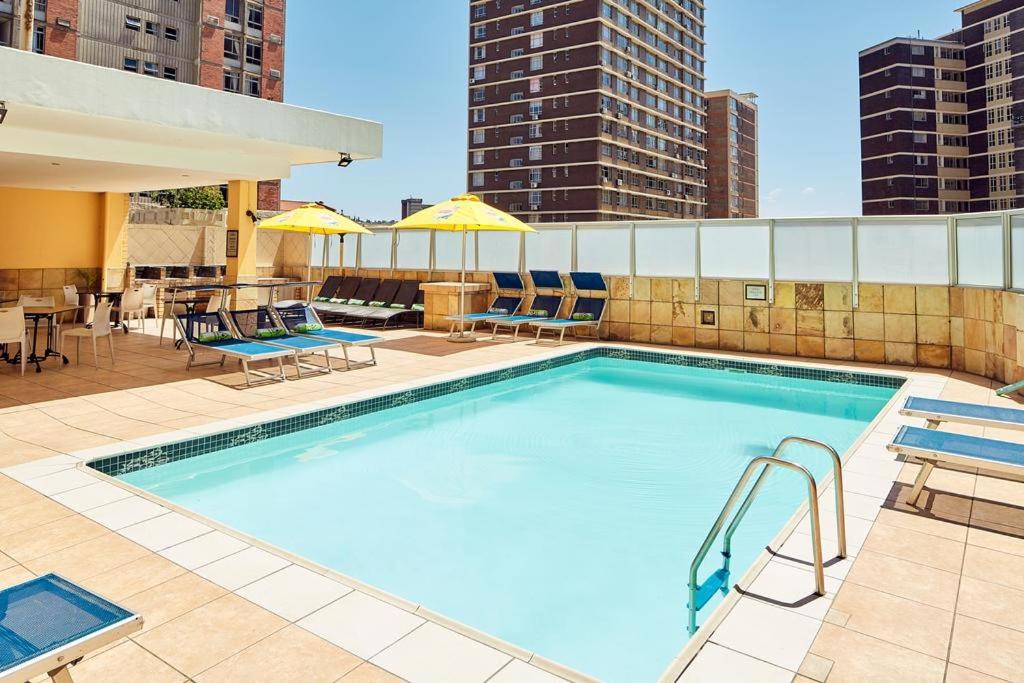 een zwembad bovenop een gebouw bij The Oceanic 2 Bedroom with Ocean View - Self Catering Apartment in Durban