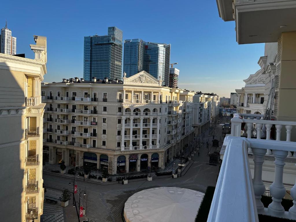 - une vue sur une rue de la ville avec de grands bâtiments dans l'établissement 3A, 183, 45m2, Tashkent City Park, Boulevard, à Tachkent