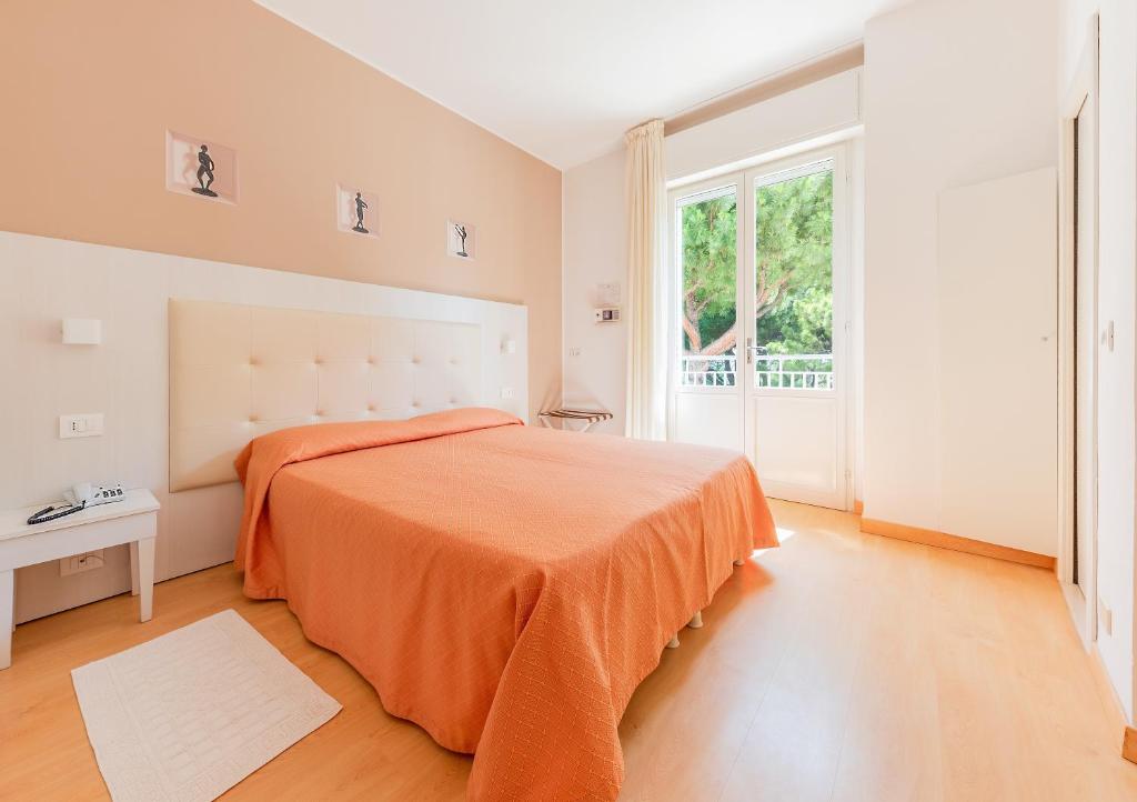 Postel nebo postele na pokoji v ubytování Hotel Escorial