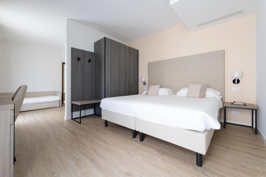 A bed or beds in a room at Hotel Excelsior