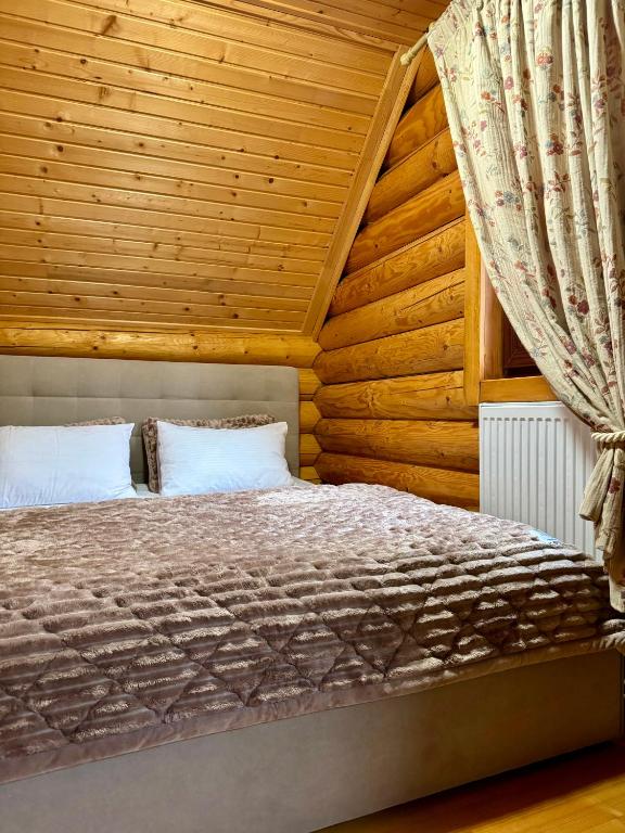 Postel nebo postele na pokoji v ubytování Cottage PolyaNitsa окремий котедж з каміном