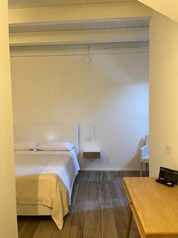 A bed or beds in a room at Hotel Villa Maranello