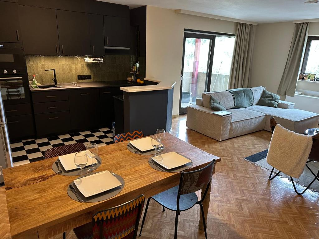 uma cozinha e sala de estar com uma mesa e um sofá em Chez doudou em Bruxelas