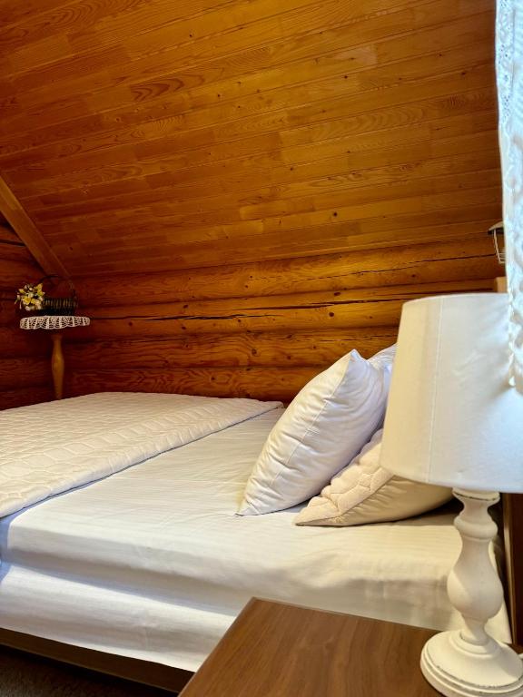 Postel nebo postele na pokoji v ubytování Cottage PolyaNitsa окремий котедж з каміном
