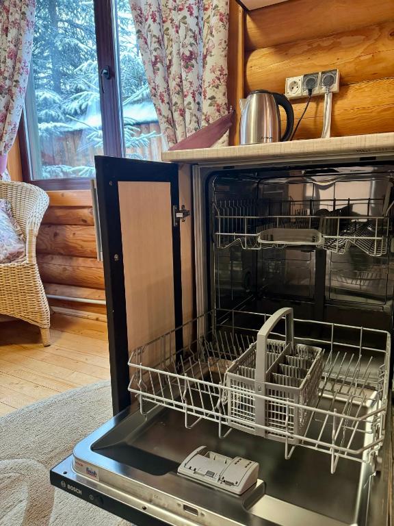 Kuchyň nebo kuchyňský kout v ubytování Cottage PolyaNitsa окремий котедж з каміном