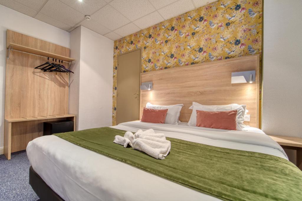 Postel nebo postele na pokoji v ubytování Hôtel Escurial - Centre Gare