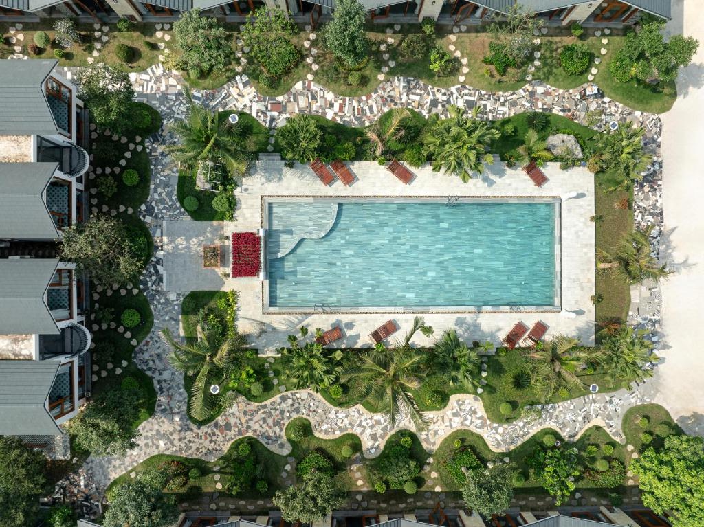 eine Draufsicht auf einen Swimmingpool in einem Resort in der Unterkunft La Vento Resort Ninh Bình in Ninh Bình
