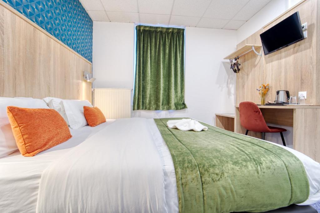Postel nebo postele na pokoji v ubytování Hôtel Escurial - Centre Gare