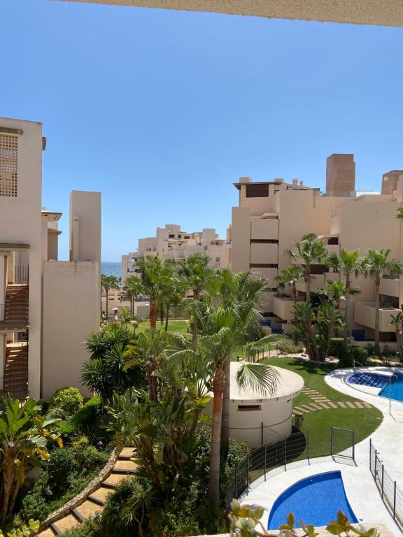 Bazén v ubytovaní Apartment 4p Beach 3 Pools Top Location Garden SPA Parking Shops alebo v jeho blízkosti