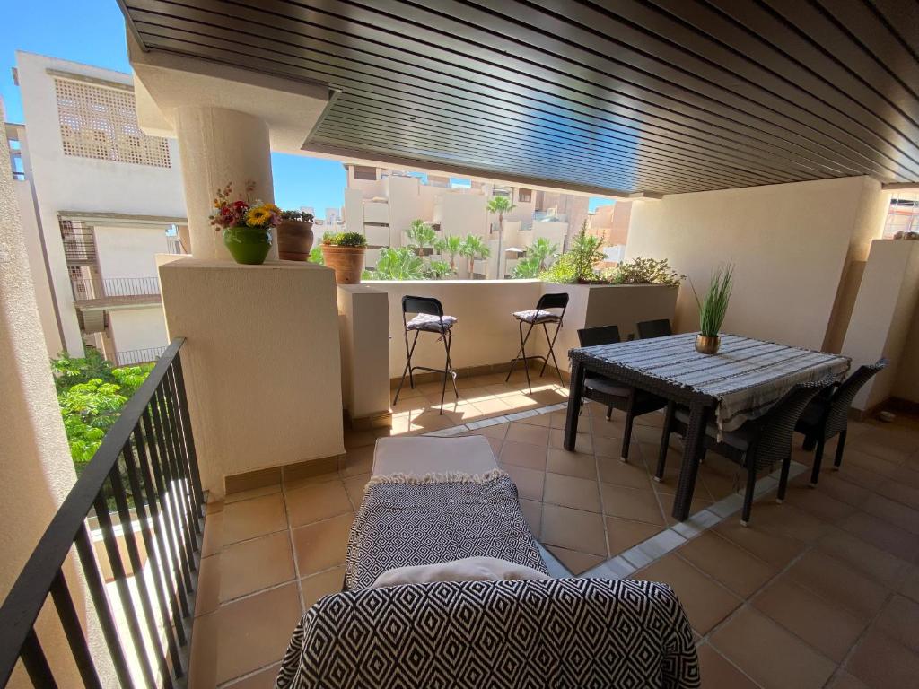 Balkón alebo terasa v ubytovaní Apartment 4p Beach 3 Pools Top Location Garden SPA Parking Shops