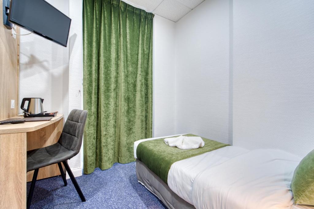 Postel nebo postele na pokoji v ubytování Hôtel Escurial - Centre Gare