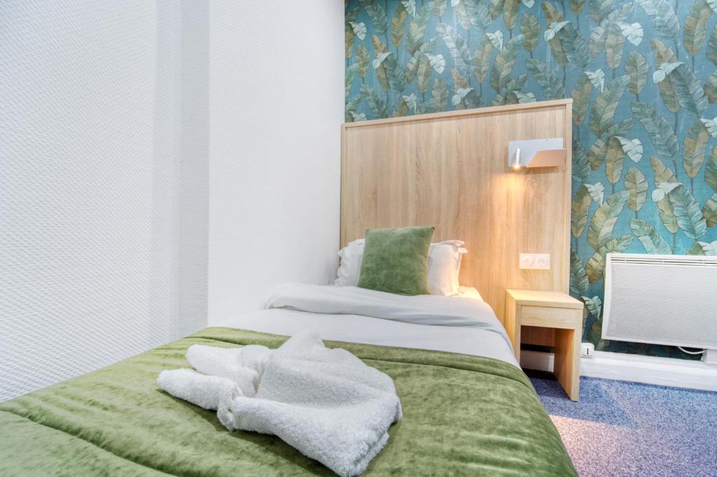 Postel nebo postele na pokoji v ubytování Hôtel Escurial - Centre Gare