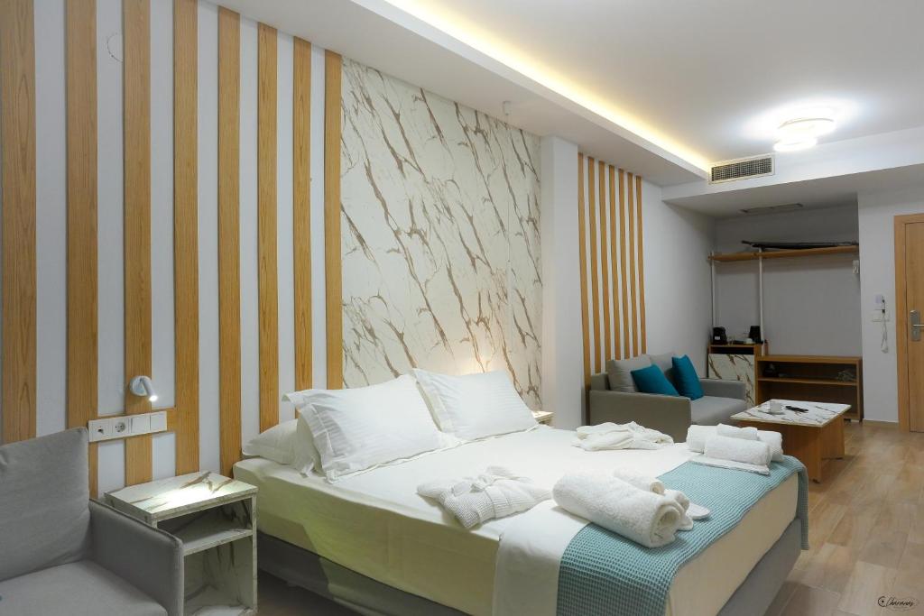 una camera da letto con un letto e asciugamani di Electra Suites a Samotracia