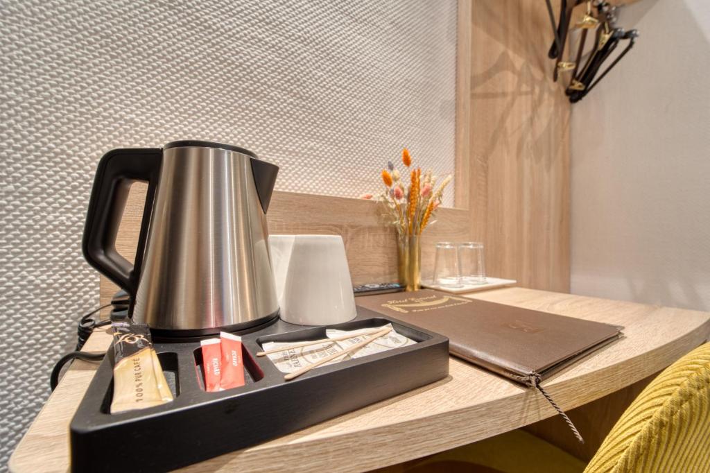 Příslušenství pro přípravu čaje a kávy v ubytování Hôtel Escurial - Centre Gare